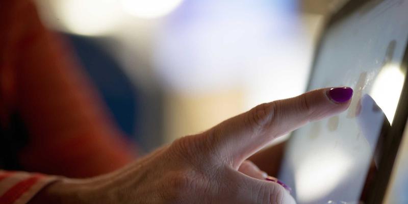 紫色焕颜：迪曼LP如何用精准内容策划，直击护肤品用户的深层痛点